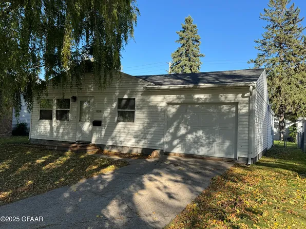 1339 S 19th St, Grand Forks, ND 58201