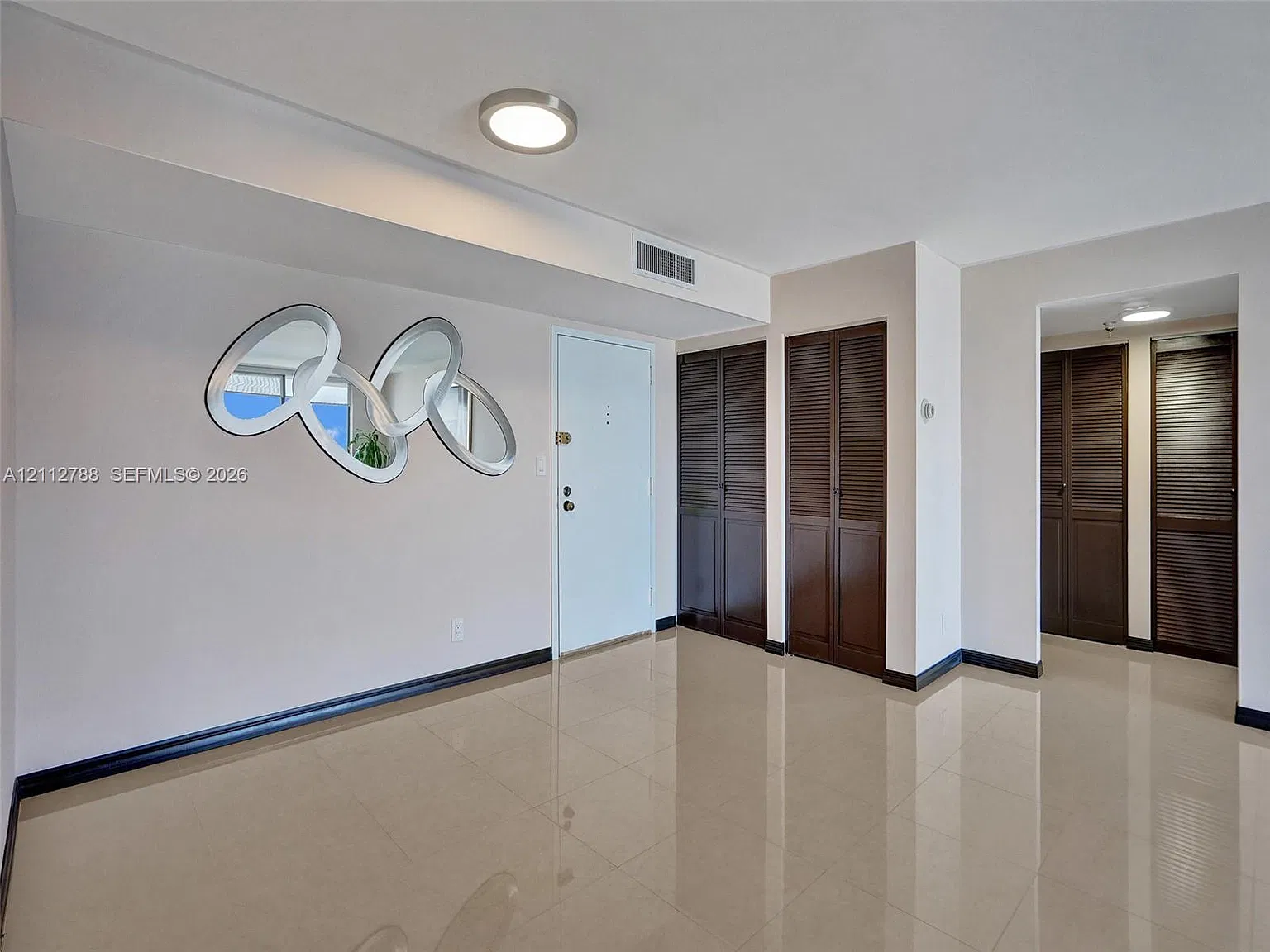 Winston Towers 700 Condo — Photo 2