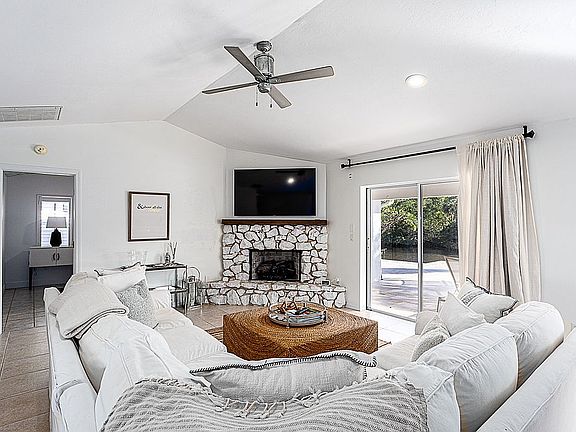 5th image of 2300 Coral Point Dr