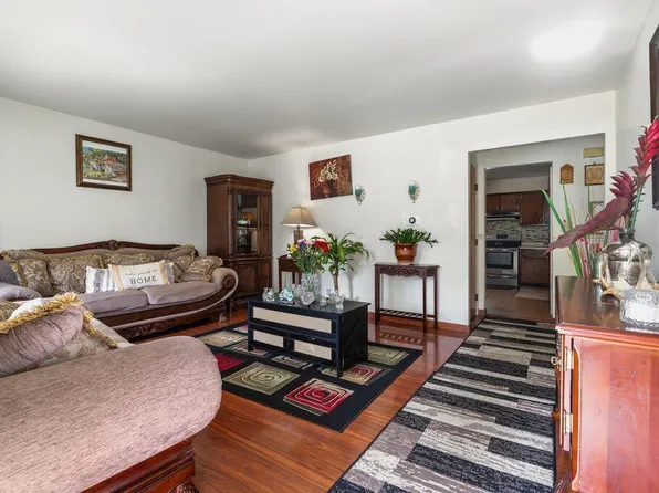6401 Peardale Rd E, Columbus, OH 43229