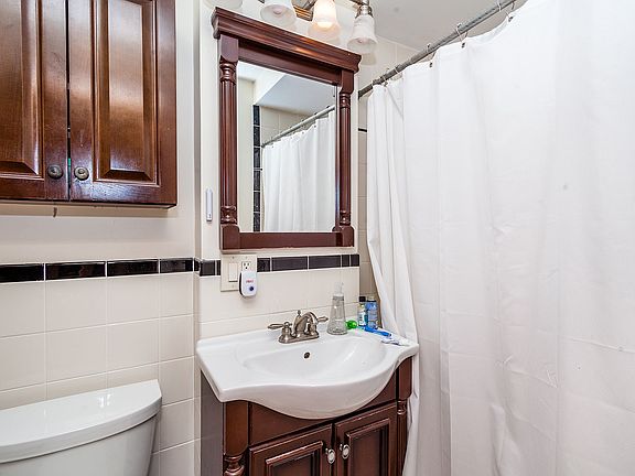 5th image of 97 Myrtle St