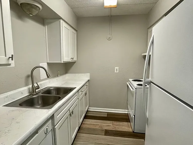 Castille Court Apartments — Photo 15
