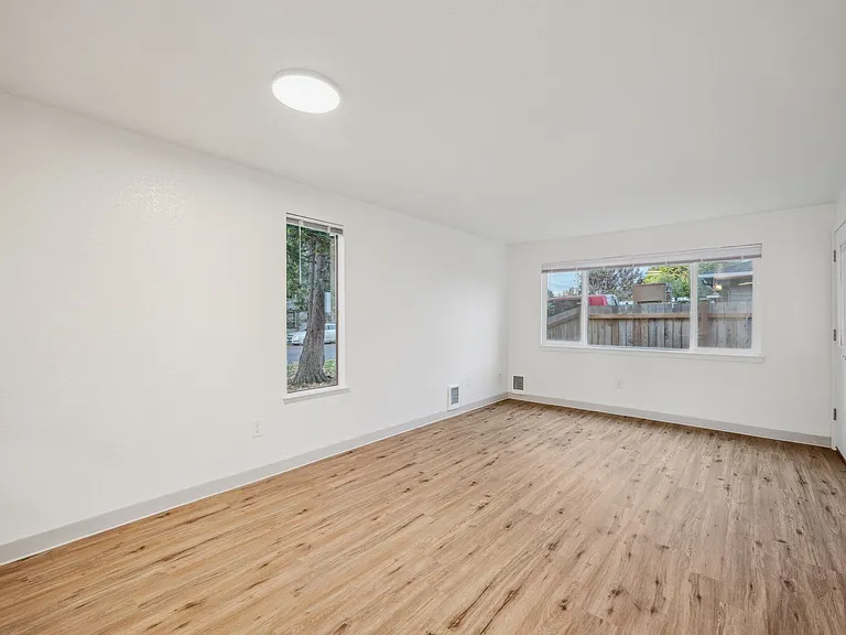 Spacious 2 Bedroom - Excellent Location! — Photo 16