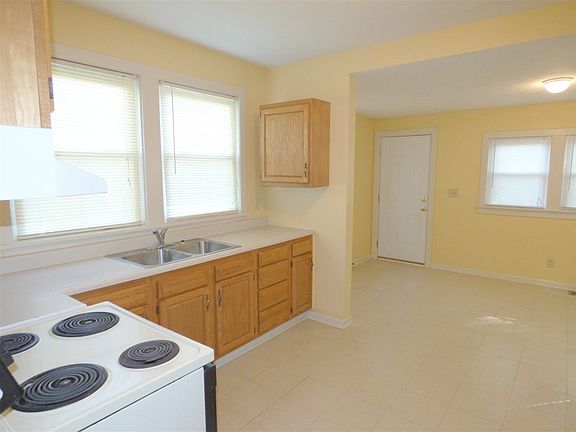 5th image of 526 Columbia St