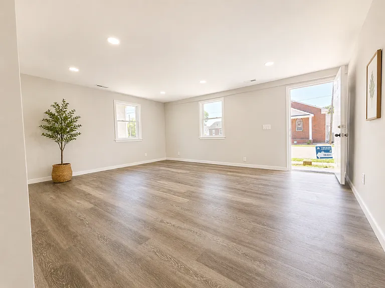 109 N Dunlop St — Photo 3