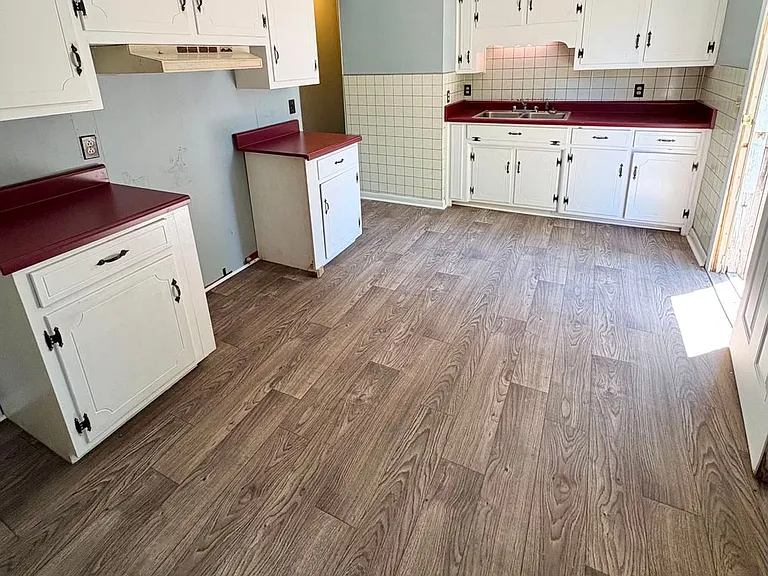 218 Eastview Dr — Photo 3