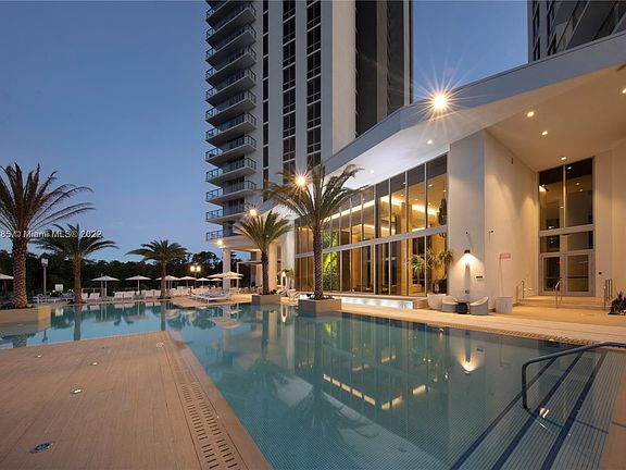 3rd image of 16385 Biscayne Blvd #1004
