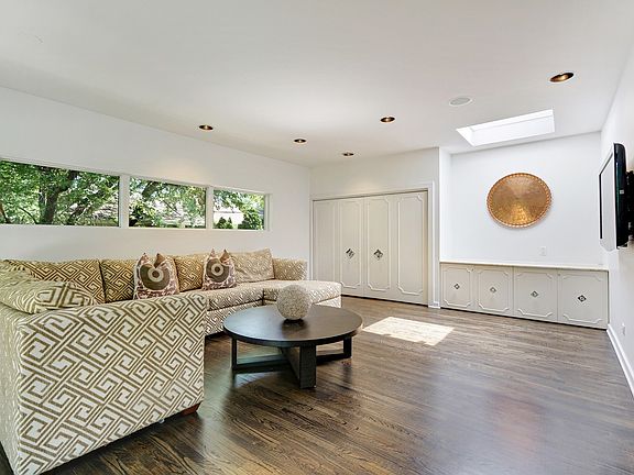3rd image of 926 Forestway Dr