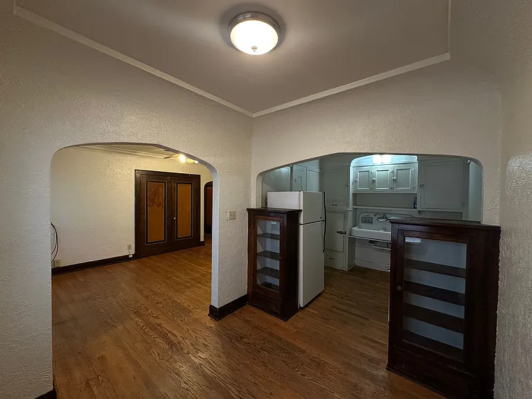 4468 N Oakland Ave — Photo 4