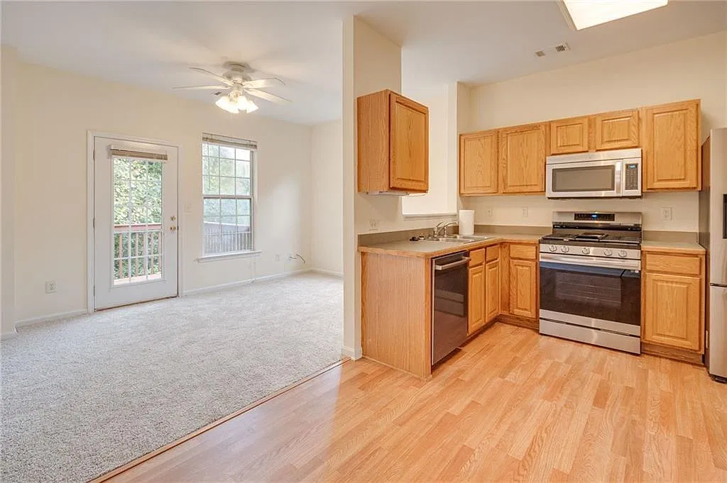 2 bed, 2.5 bath, 1468 sqft, $1,900 — Photo 3
