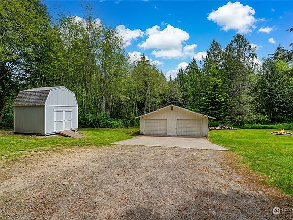 3rd image of 3323 Salmonberry Drive SE