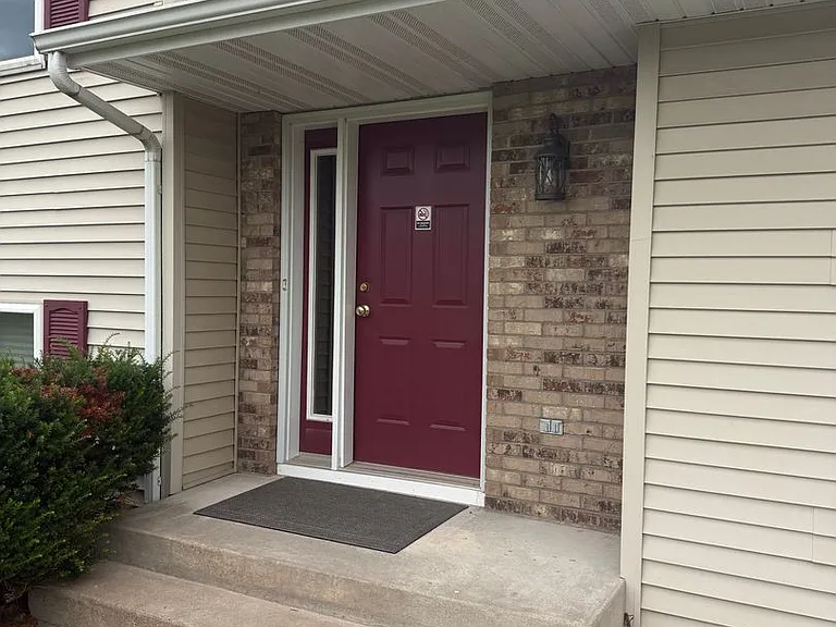1342 Glenn Pl — Photo 1
