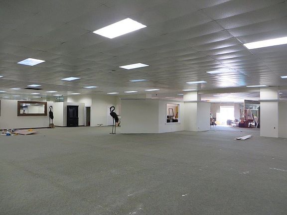 2nd image of 1122 S La Brea Ave