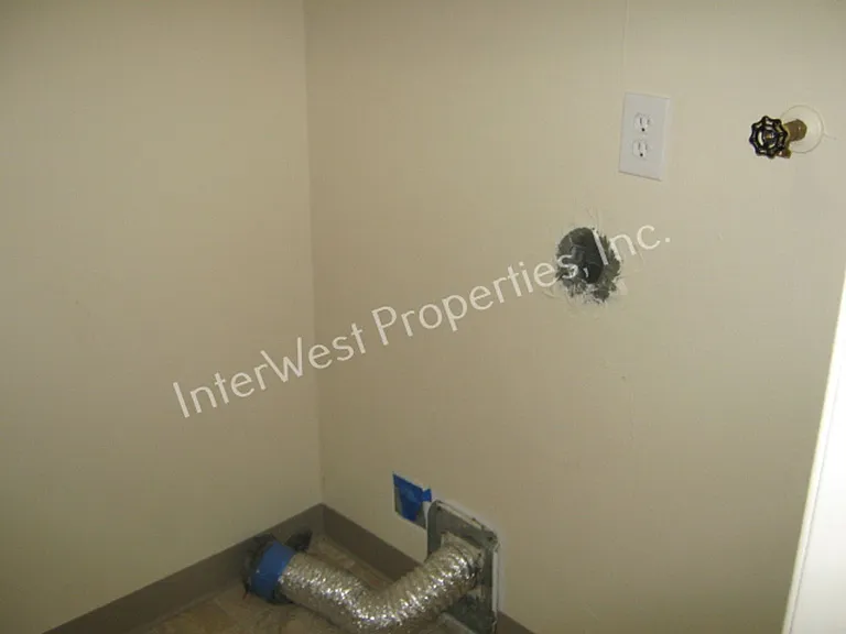 1010-1040 W Powell Blvd — Photo 7