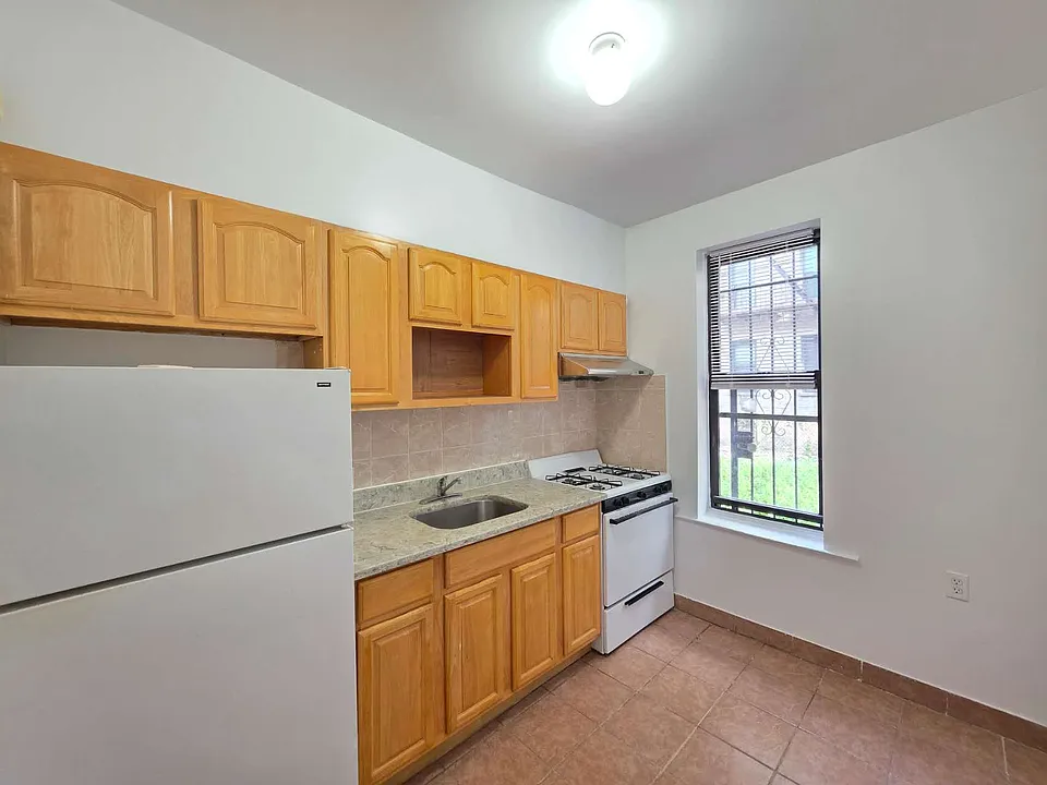 1955 E 17th St #1R