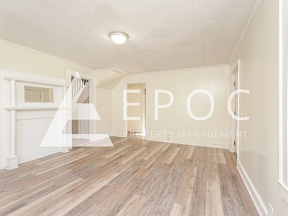 3rd image of 1136 W Green St