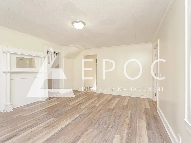 1136 W Green St — Photo 4