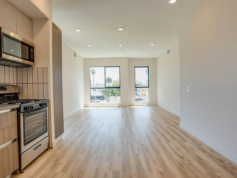 1540 S Hayworth Ave #203 — Photo 2
