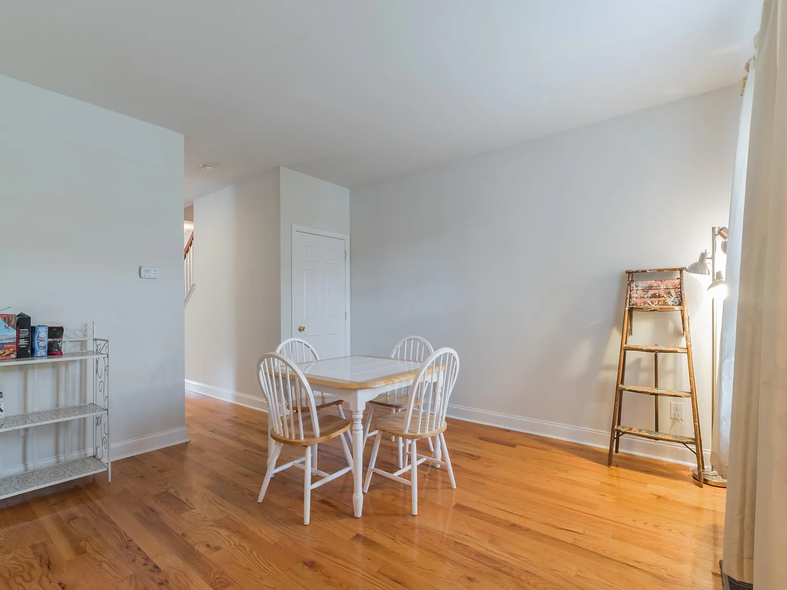 4 bed, 2.5 bath, 2500 sqft, $4,000 — Photo 2
