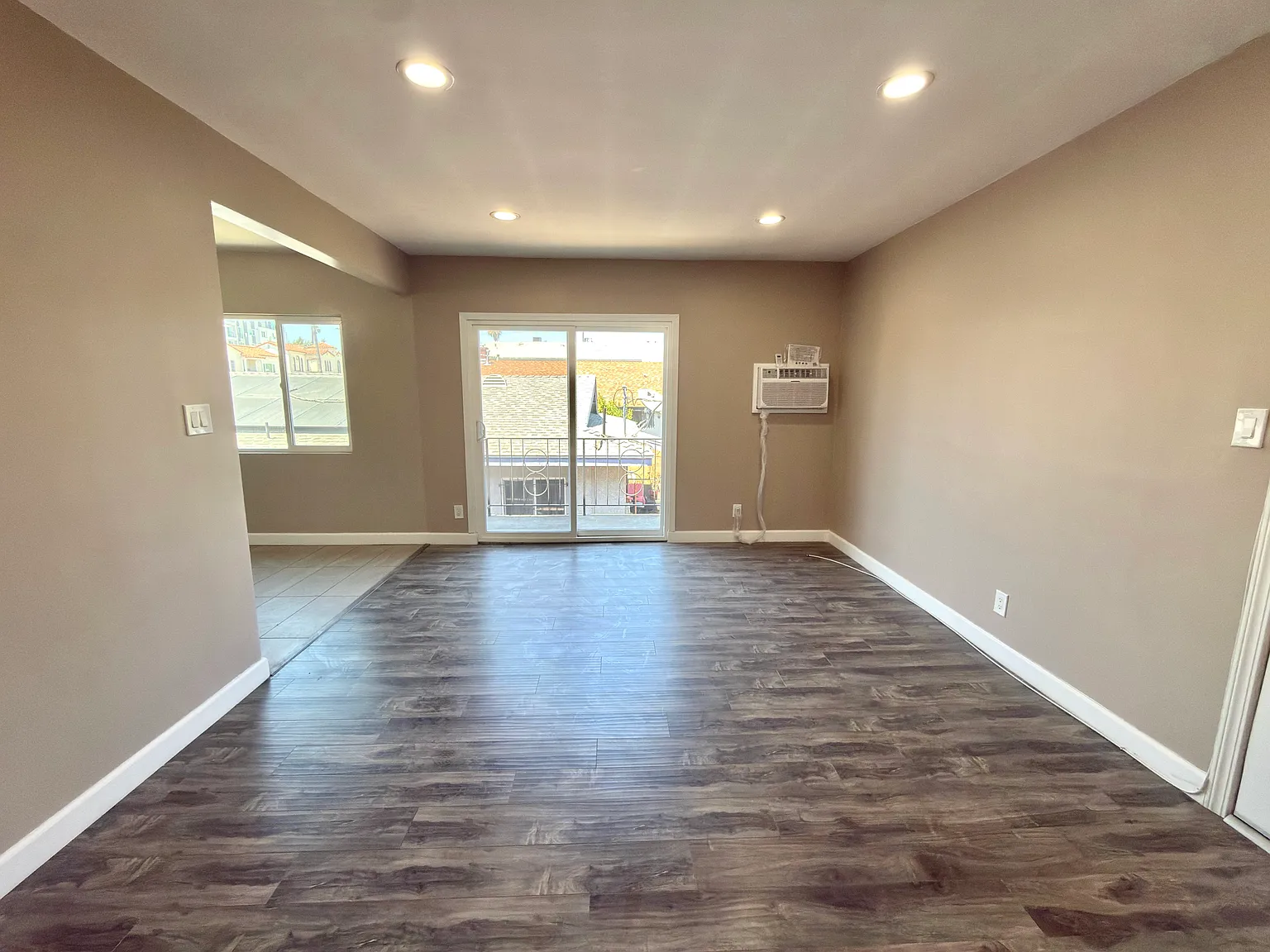2 bed, 800 sqft, $2,104 — Photo 2