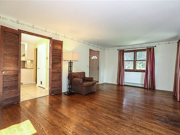 4th image of 235 Evergreen Rd