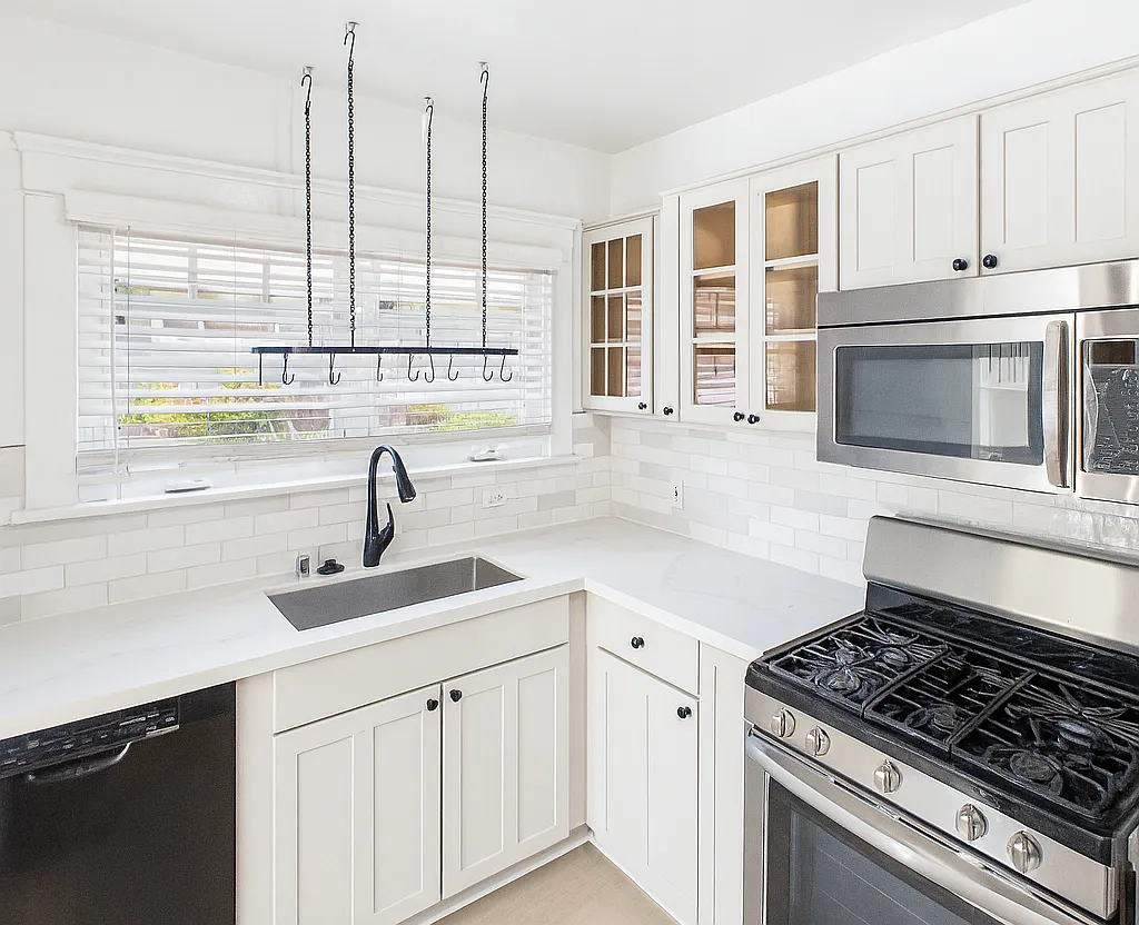 2 bed, 900 sqft, $3,600 — Photo 3