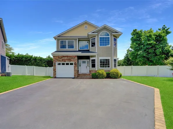 4 Heroes Ct., Bethpage, NY 11714