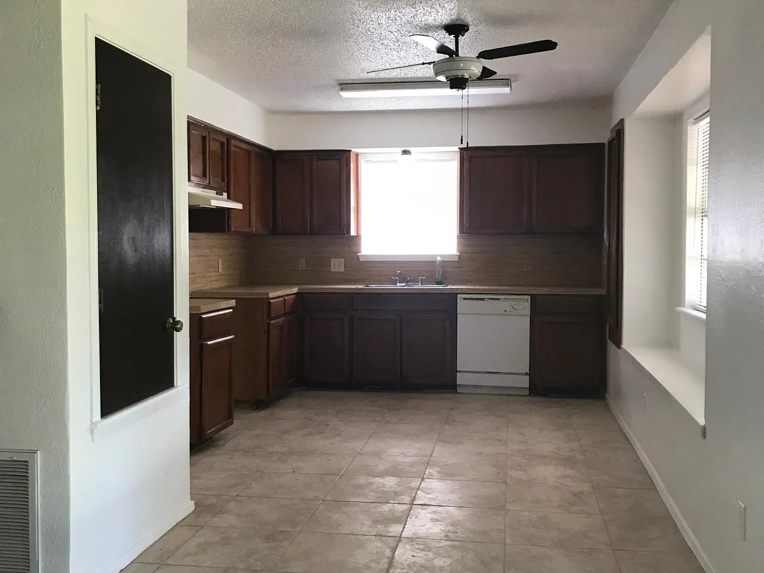 3 bed, 1131 sqft, $1,700 — Photo 4
