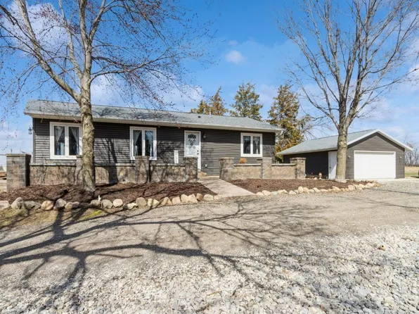 3673 Mohler Rd, Center Point, IA 52213