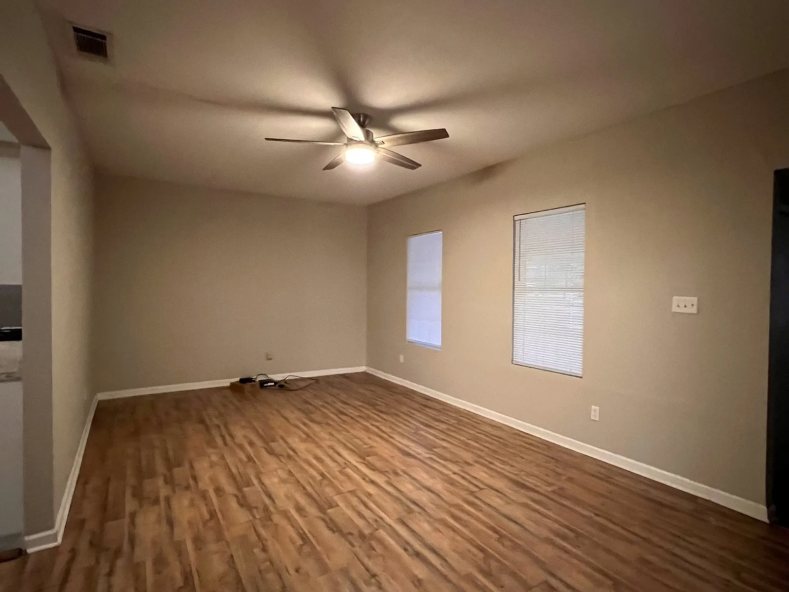 5 bed, 2100 sqft, $1,600 — Photo 3