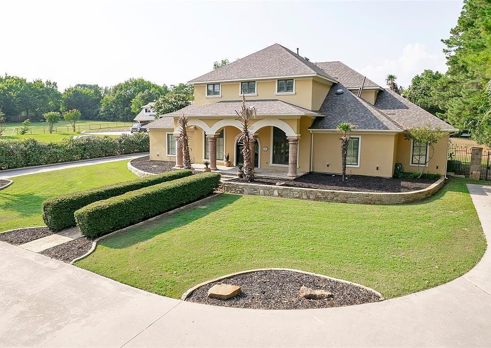 1st image of 240 Lilac Ln