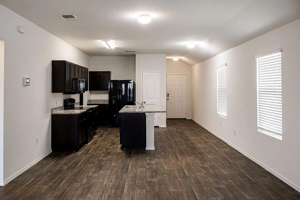 3 bed, 2.0 bath, 1521 sqft, $2,000 — Photo 4