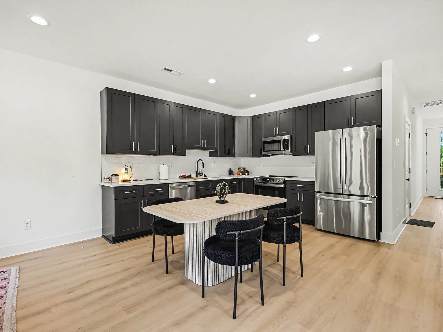 3 bed, 1682 sqft, $3,200 — Photo 2