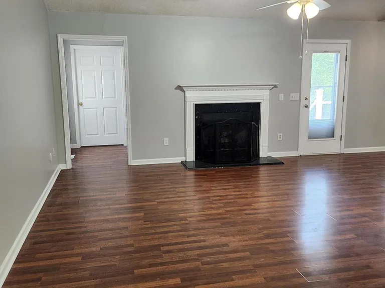 370 Sandhills Cir — Photo 3