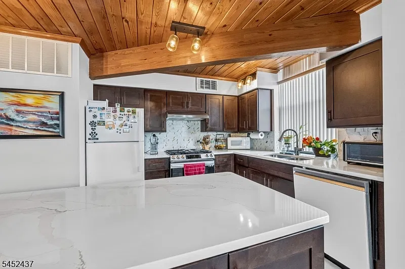 1 bed, 1.5 bath, 1300 sqft, $2,750 — Photo 3