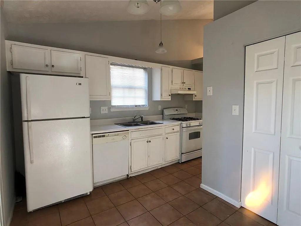 3 bed, 2.0 bath, 1056 sqft, $1,780 — Photo 4