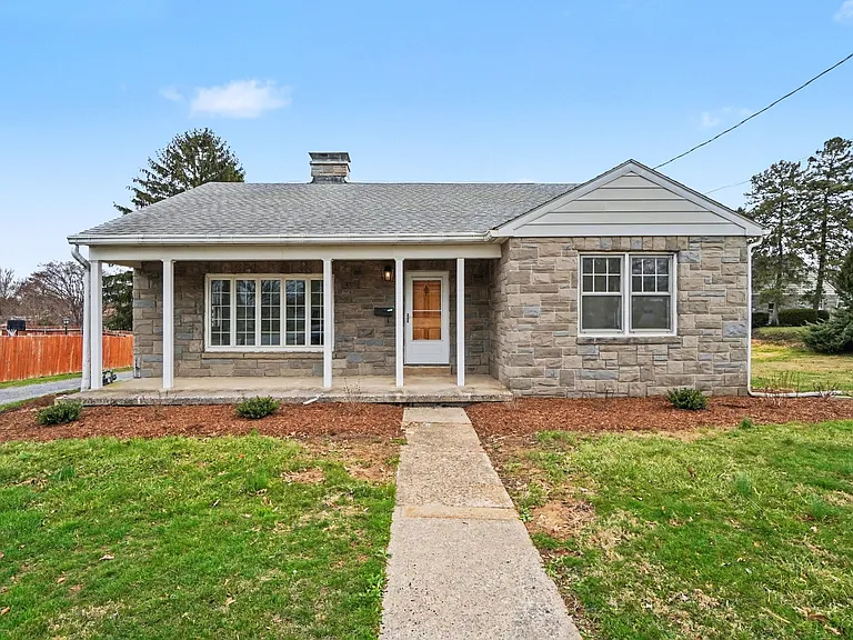 1555 Locust St — Photo 2