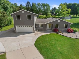 S93W23205 River Oaks Dr, Big Bend, WI 53103