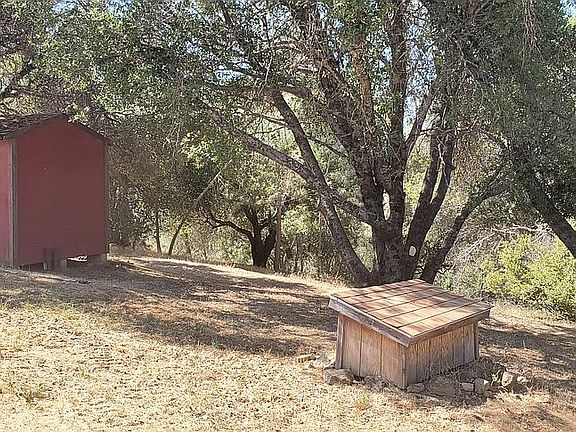 Well house shed and well head