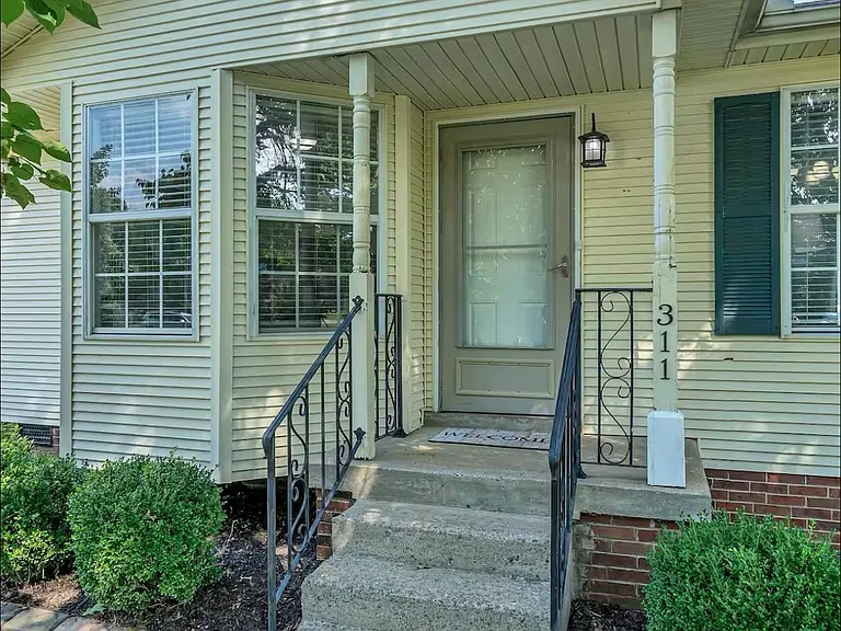 311 Elizabeth Ct — Photo 2