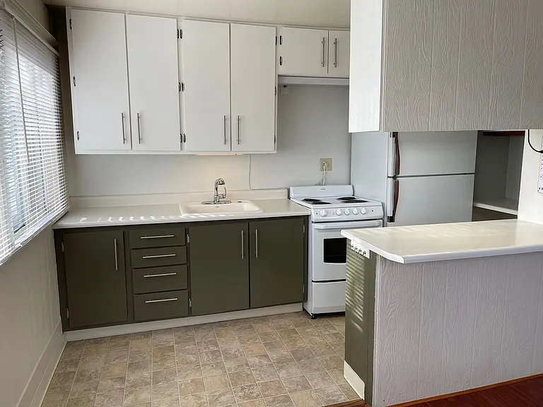 303 NE D St — Photo 3