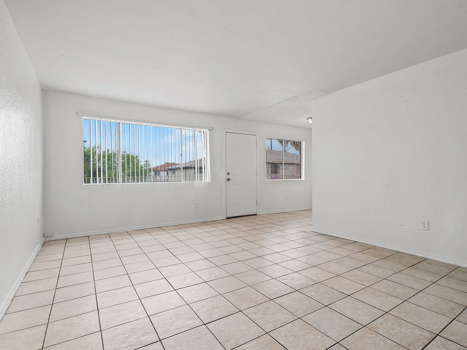 3308 W Loma Ln — Photo 2