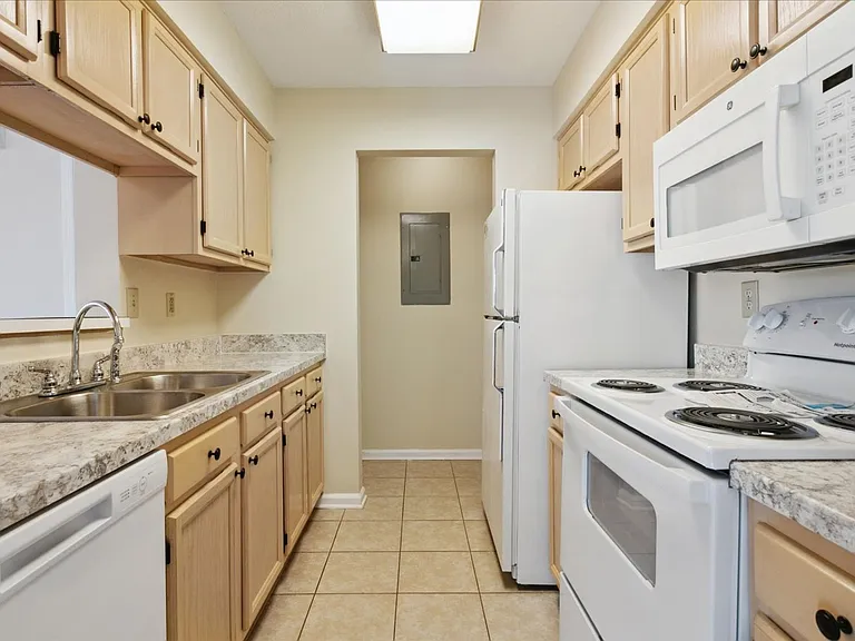 27 Tamarisk Quay #F — Photo 7