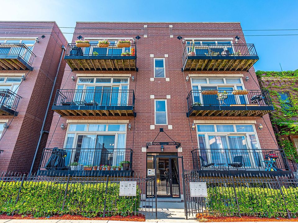 1st image of 2734 W Belmont Ave APT 4