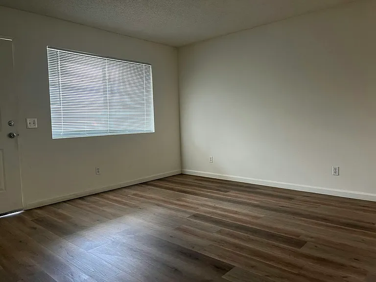 1044 Wallgreen St — Photo 13