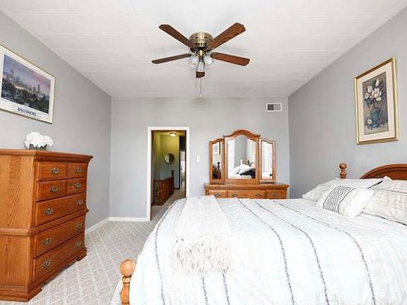 2nd image of 719 S Linwood Ave