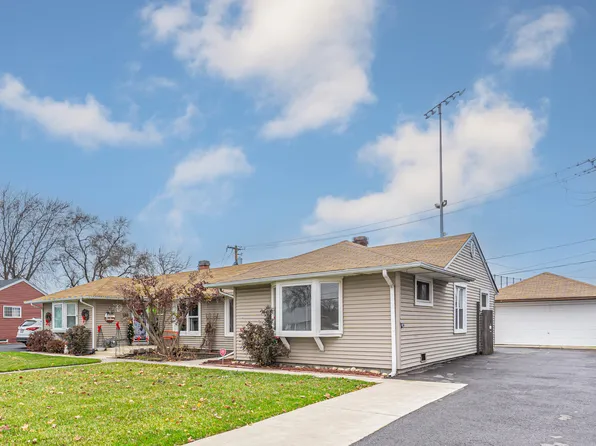 8828 S Main St, Hometown, IL 60456