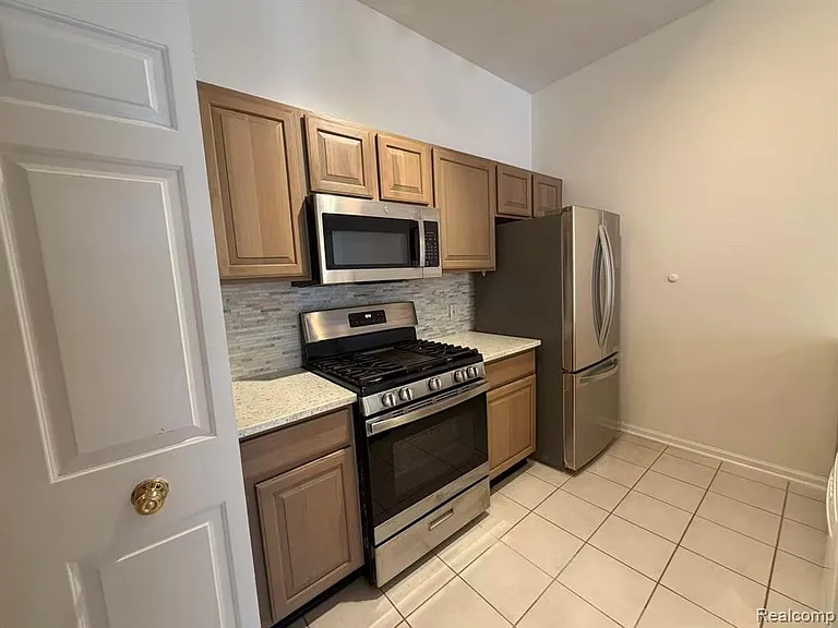 2710 S Knightsbridge Cir — Photo 4