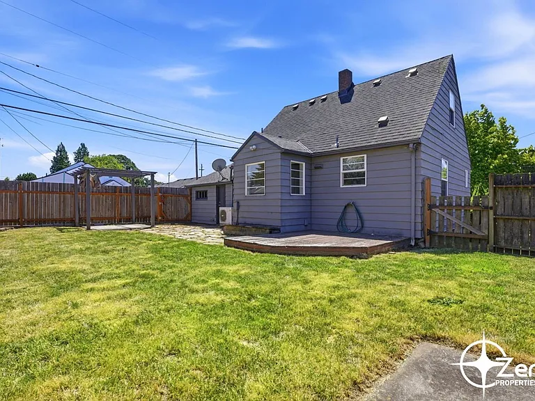 1818 W 22nd St — Photo 29