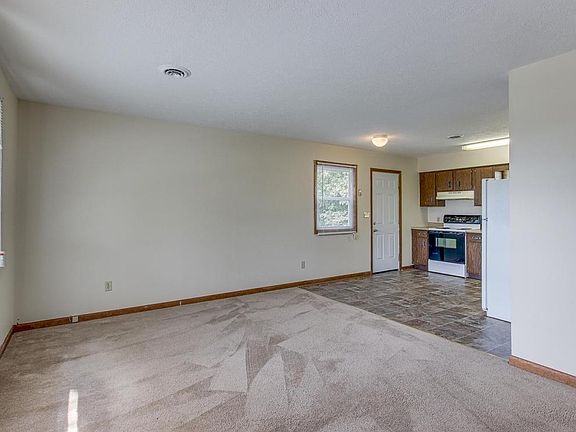 4th image of 215 Haywood Dr #1